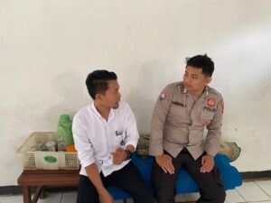 Bhabinkamtibmas Polsek Saketi Polres Pandeglang Lakukan Sambang Dialogis di Desa Pasireurih untuk Mencegah Kerawanan Kejahatan 1 IMG 20240816 WA0006