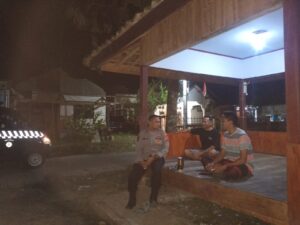 Polsek Menes Sambangi Pos Kamling di Kp Kadu Bangkong, Himbauan Waspada Saat Subuh 1 WhatsApp Image 2024 08 15 at 05.15.50