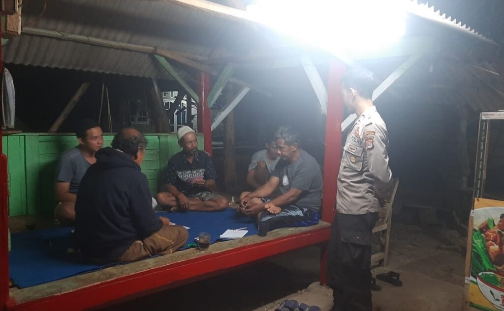 Sambangi Poskamling, Bhabinkamtibmas Polsek Bojong Ajak Warga Jaga Kamtibmas 7 WhatsApp Image 2023 08 24 at 15.16.23