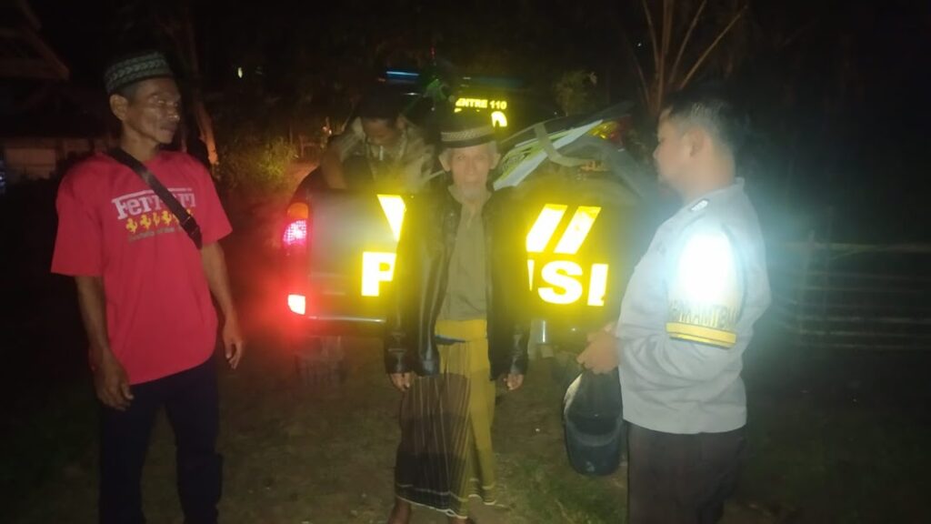 Tingkatkan Keamanan Desa Binaan, Bhabinkamtibmas Polsek Bojong Gelar Patroli Malam 8 WhatsApp Image 2023 08 24 at 15.21.25