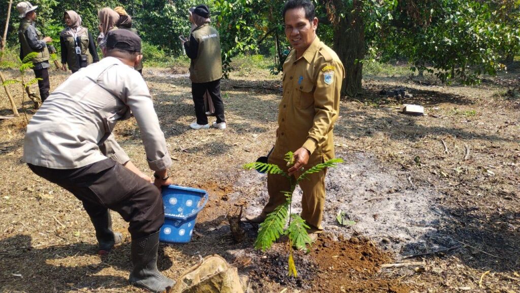 Hijauhkan Wilayah Pantai, Polsek Carita Tanam Pohon Bersama Muspika 7 WhatsApp Image 2023 08 25 at 08.20.10