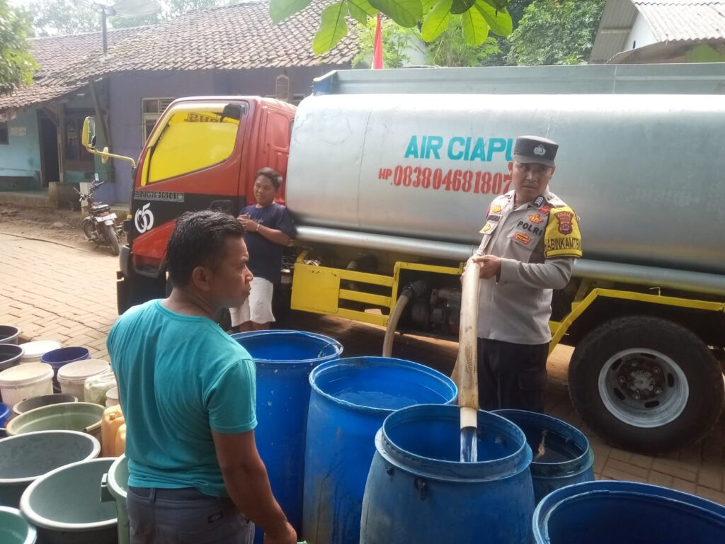 Polsek Cikedal Berikan Bantuan Air Bersih Kepada Warga 5 WhatsApp Image 2023 08 25 at 08.27.39