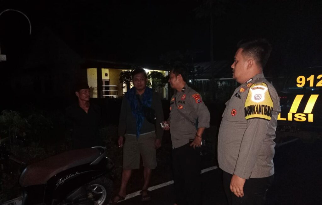 SPKT Polsek Cimanggu Gelar Patroli Malam Cegah Gangguan Kamtibmas 7 WhatsApp Image 2023 08 25 at 08.56.38