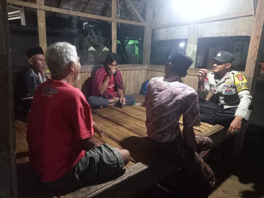 Jaga Keamanan Bersama, Bhabinkamtibmas Polsek Carita Bersama Warga Ikut Ronda 8 WhatsApp Image 2023 08 26 at 20.17.24