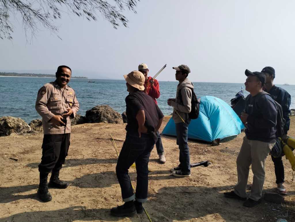 Bhabinkamtibmas Polsek Cigeulis Sambangi Kemah Wisatawan 8 WhatsApp Image 2023 08 27 at 09.53.35