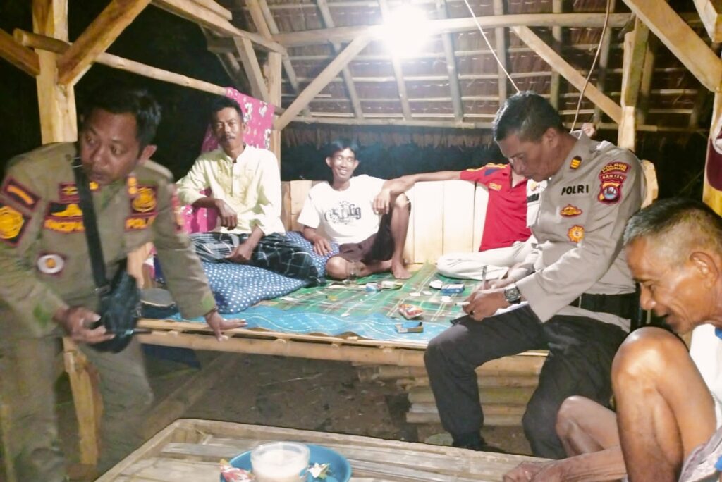 Kapolsek Angsana Pimpin Patroli Gabungan Cegah Gangguan Kamtibmas 2 WhatsApp Image 2023 08 27 at 15.13.24