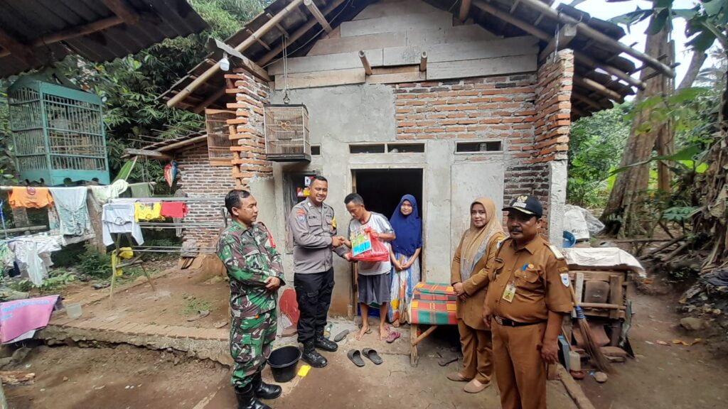 Bhabinkamtibmas Polsek Pandeglang Dampingi Penyaluran Bansos Lisdes 8 WhatsApp Image 2023 08 28 at 19.08.39