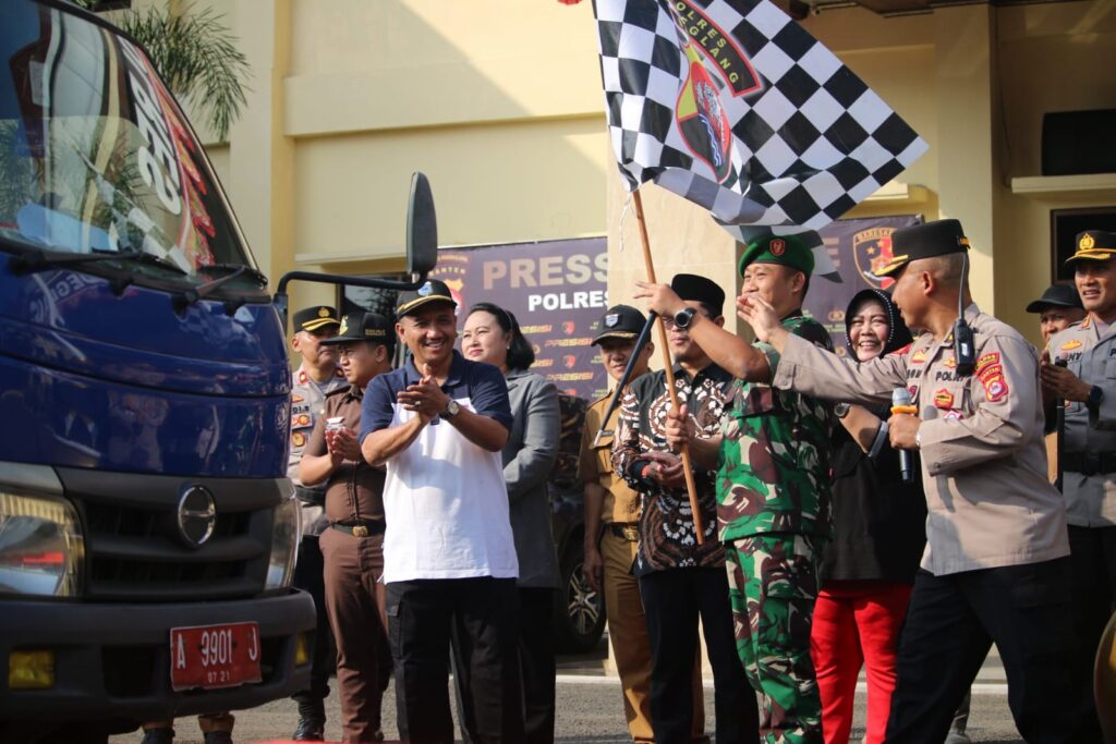 Polres Pandeglang Bersama Stakeholder Berikan Bantuan Air Bersih Kepada Warga Terdampak Kemarau 4 WhatsApp Image 2023 08 29 at 09.53.58