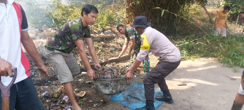 Polsek Carita dan Warga Bersihkan Sampah Plastik di Saluran Parit 1 WhatsApp Image 2023 08 29 at 10.40.24