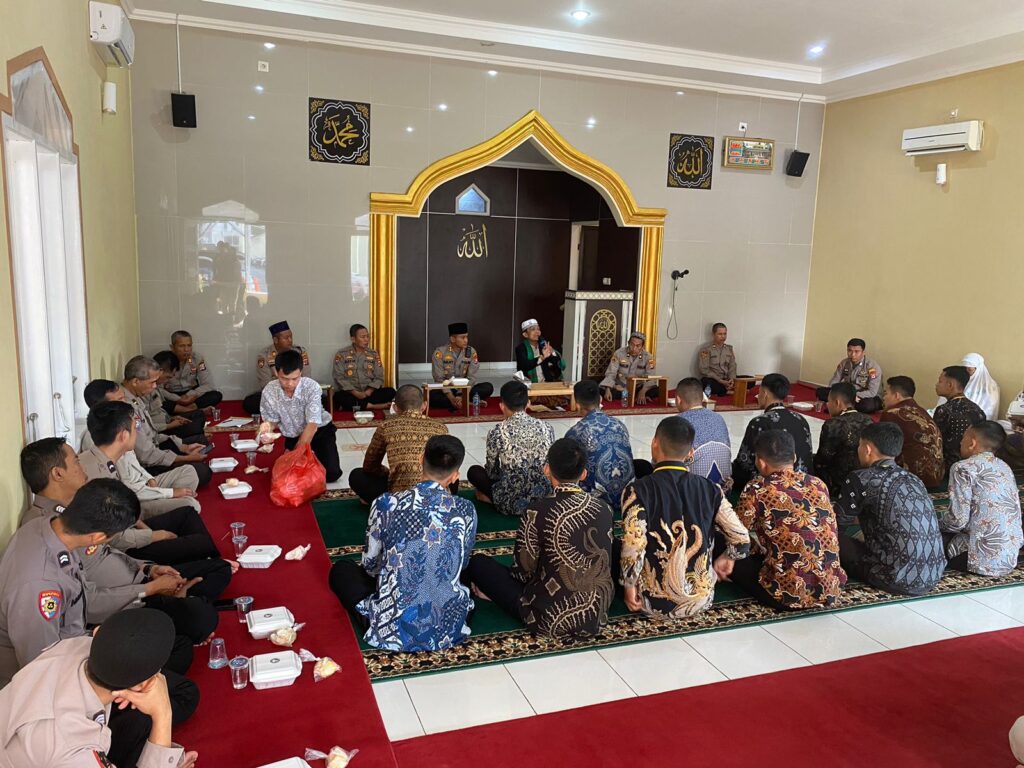 Beri Asupan Rohani Personil, Polres Pandeglang Gelar Pengajian 2 WhatsApp Image 2023 08 31 at 09.20.46