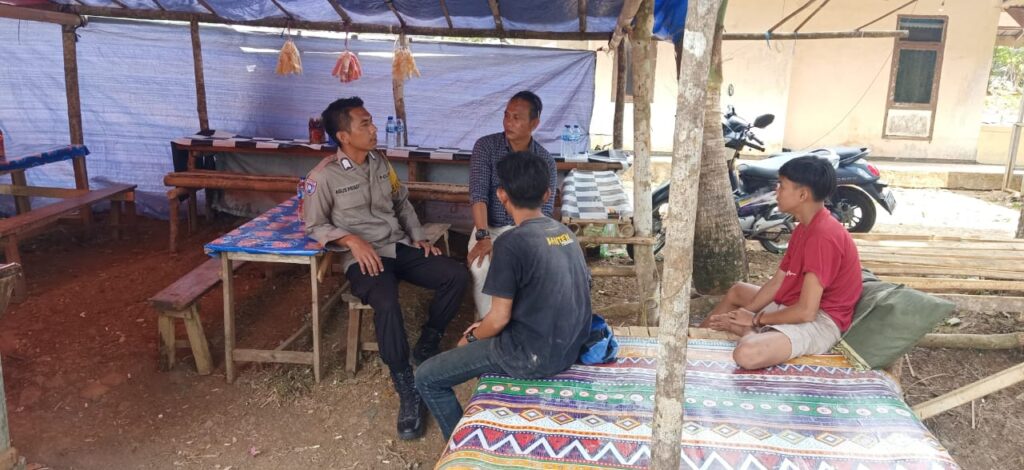 Jaga Kondusifitas Desa Binaan, Bhabinkamtibmas Polsek Cimanggu Gelar Sambang 6 WhatsApp Image 2023 08 31 at 09.58.57
