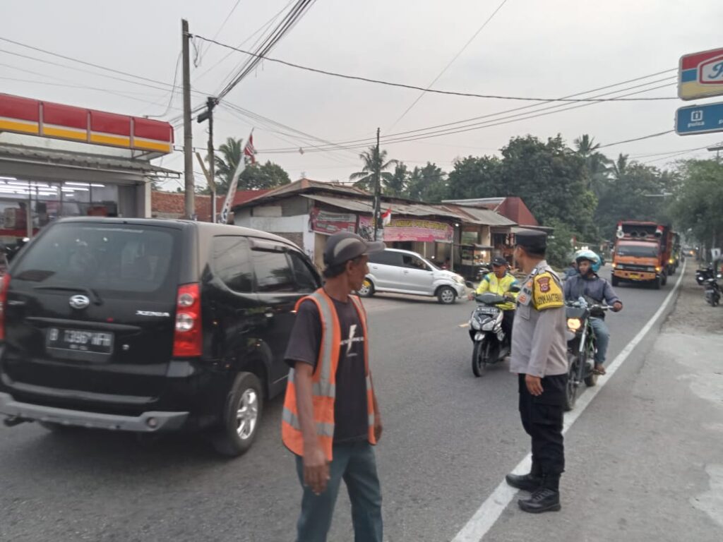Polsek Cikedal Gelar Strong Point Ciptakan Kamseltibcar Lantas 7 WhatsApp Image 2023 08 31 at 10.08.24