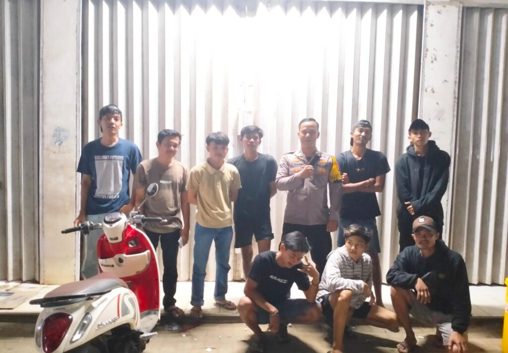Bhabinkamtibmas Polsek Angsana Sambangi Desa Binaan, Ini Pesannya 8 WhatsApp Image 2023 08 31 at 10.13.49