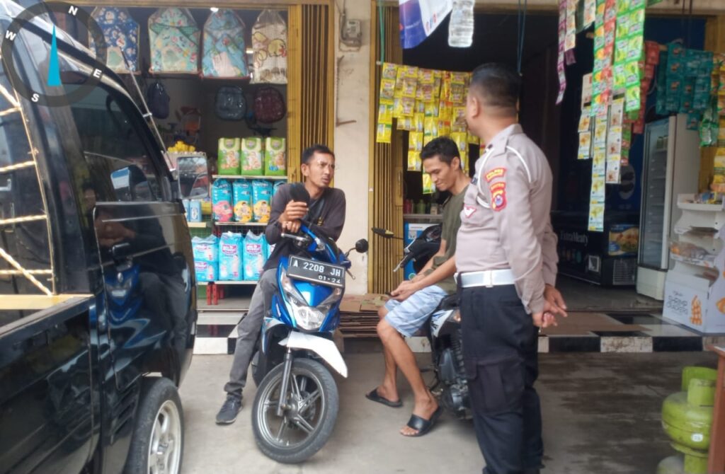 Polsek Menes Gelar Patroli Jalan Kaki di Pasar untuk Ciptakan Keamanan 3 WhatsApp Image 2023 10 03 at 09.30.31