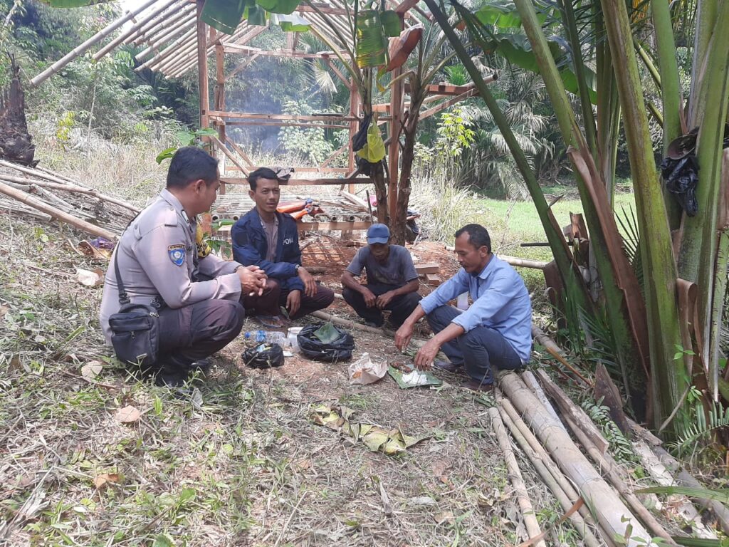 Bhabinkamtibmas Polsek Bojong Sambangi Warga dengan Door To Door Sistem 5 WhatsApp Image 2023 10 03 at 13.11.09