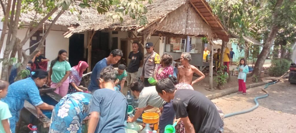 Bhabinkamtibmas Polsek Pagelaran Sambangi Warga dan Berikan Bantuan Air Bersih 4 WhatsApp Image 2023 10 03 at 18.45.16