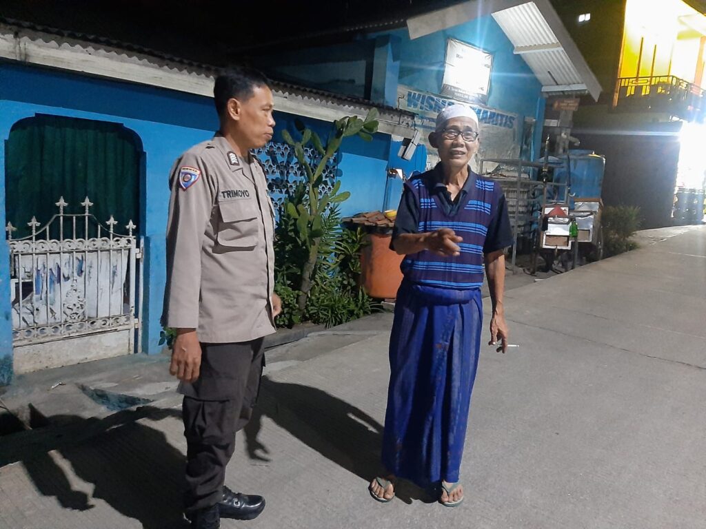 Bhabinkamtibmas Polsek Pandeglang Terus Membina Silaturahmi dengan Warga 1 WhatsApp Image 2023 10 04 at 01.18.21