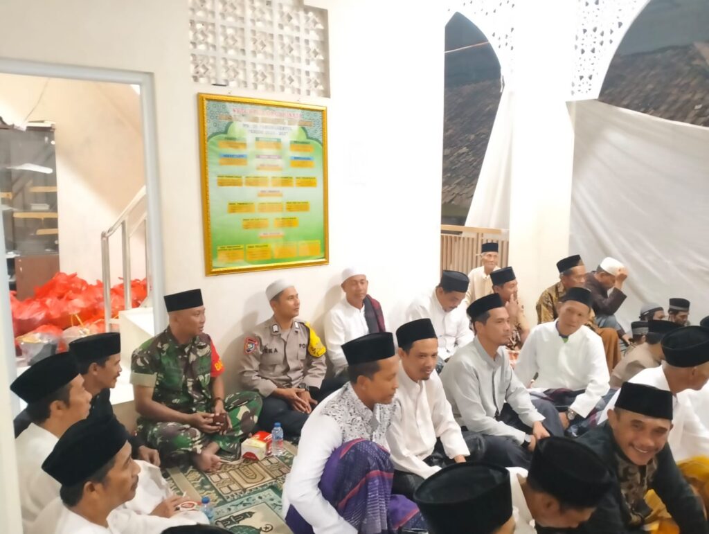 Bhabinkamtibmas Polsek Pandeglang Pererat Silaturahmi dengan Hadiri PHBI Maulid Nabi Muhammad SAW 8 WhatsApp Image 2023 10 04 at 01.36.16