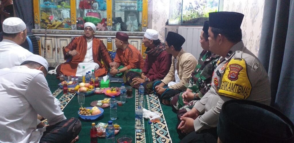 Bhabinkamtibmas Polsek Pandeglang Hadir dalam Peringatan PHBI Maulid Nabi Muhammad SAW 6 WhatsApp Image 2023 10 04 at 02.36.33