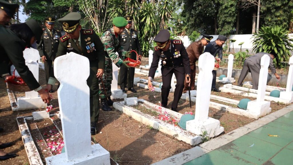 Kapolres Pandeglang Ikut Serta dalam Upacara Ziarah Nasional dan Tabur Bunga Merayakan HUT TNI ke-78 10 WhatsApp Image 2023 10 04 at 08.29.48