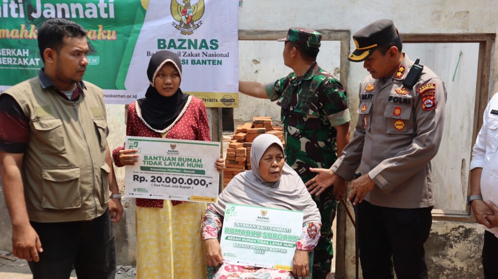 Kapolres Pandeglang Berikan Dukungan Langsung: Kunjungi Keluarga Penerima Program Bedah Rumah 8 WhatsApp Image 2023 10 04 at 11.51.41