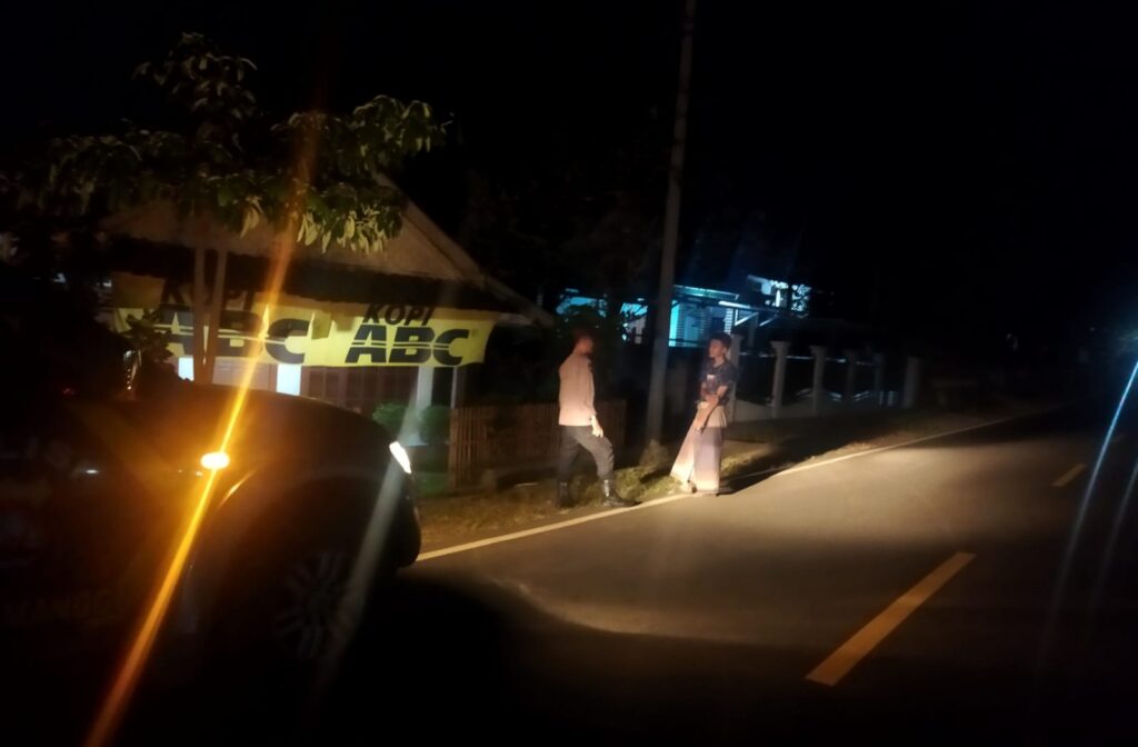 Polsek Bojong Melaksanakan Patroli Malam untuk Ciptakan Kamtibmas yang Aman dan Nyaman 8 WhatsApp Image 2023 10 06 at 09.11.21