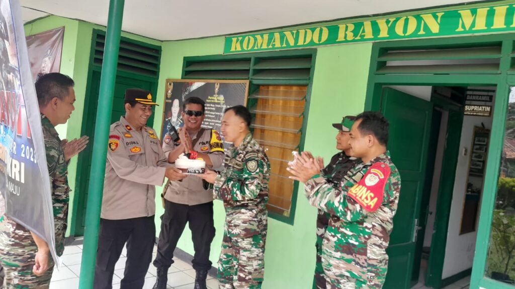 Polsek Pandeglang Silaturahmi dan Ucapkan Selamat HUT TNI ke-78 kepada Danramil Pandeglang 10 WhatsApp Image 2023 10 06 at 10.26.24