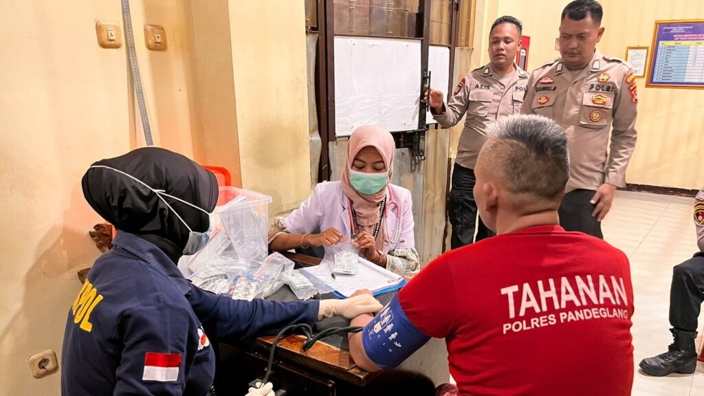 Sidokkes Polres Pandeglang Lakukan Pemeriksaan Kesehatan Rutin terhadap Tahanan 2 WhatsApp Image 2023 10 06 at 11.11.08