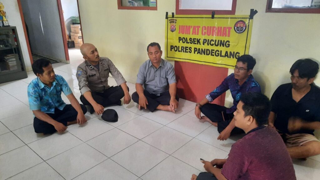 Polsek Picung Gelar Kegiatan Jumat Curhat dengan Masyarakat 1 WhatsApp Image 2023 10 06 at 11.16.02