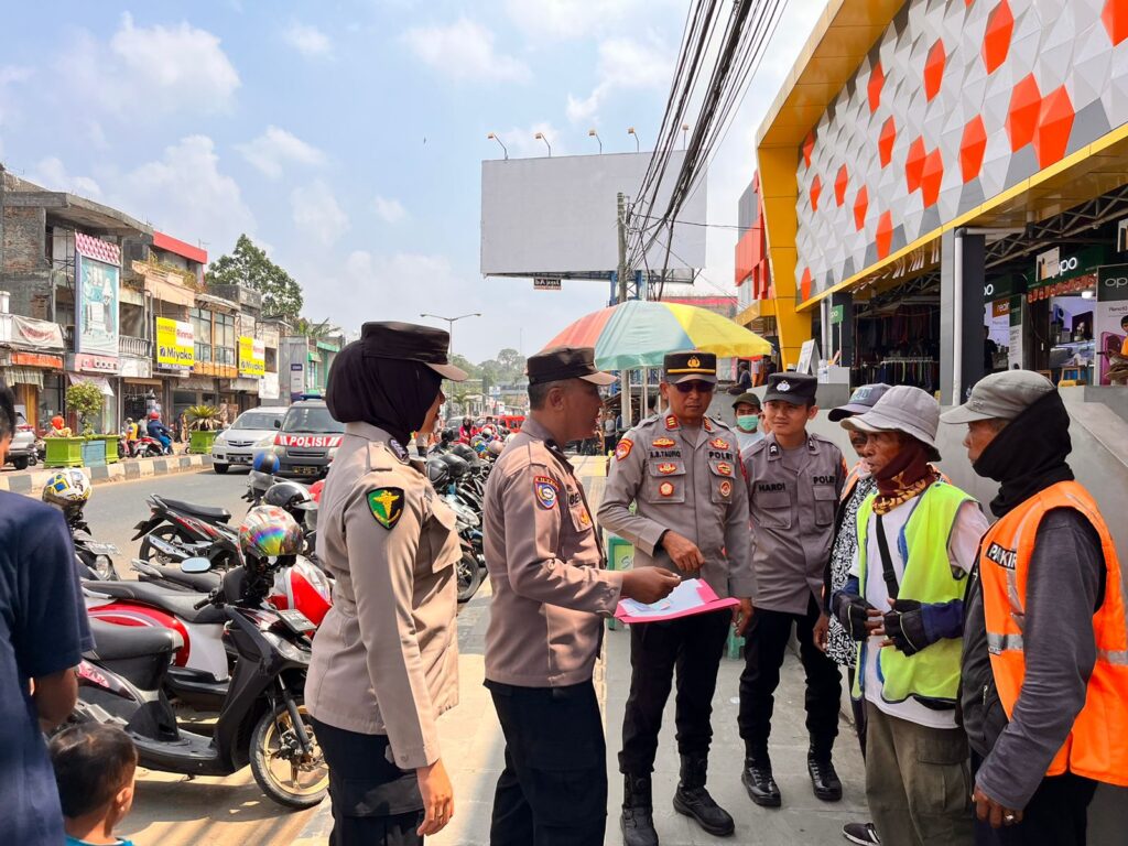 Ops Bina Kusuma Maung ke-2 Tahun 2023 Personil Polres Pandeglang Datangi Pasar Tradisional 2 WhatsApp Image 2023 10 06 at 11.18.29