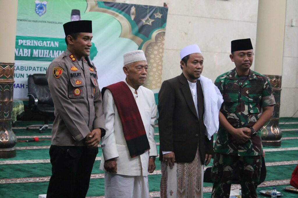 Kapolres Pandeglang dan Tokoh Penting Hadiri Peringatan Maulid Nabi di Masjid Agung Pandeglang 4 WhatsApp Image 2023 10 06 at 11.26.10