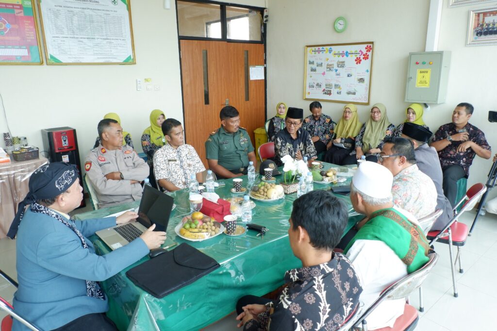 Polsek Bojong Hadiri Kegiatan Penilaian Akreditasi Kesehatan Lintas Sektor 5 WhatsApp Image 2023 10 06 at 13.43.17