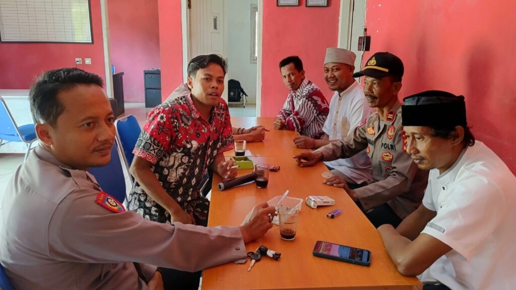 Polsek Cikeusik Lakukan Kegiatan Jumat Curhat di Kantor Desa Cikiruhwetan 7 WhatsApp Image 2023 10 06 at 13.49.40
