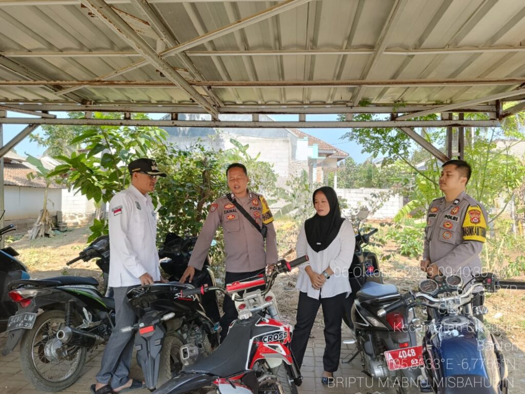 Polsek Cikeusik Lakukan Patroli Siang Hari untuk Mewujudkan Kamtibmas Aman dan Kondusif 9 WhatsApp Image 2023 10 06 at 13.53.59