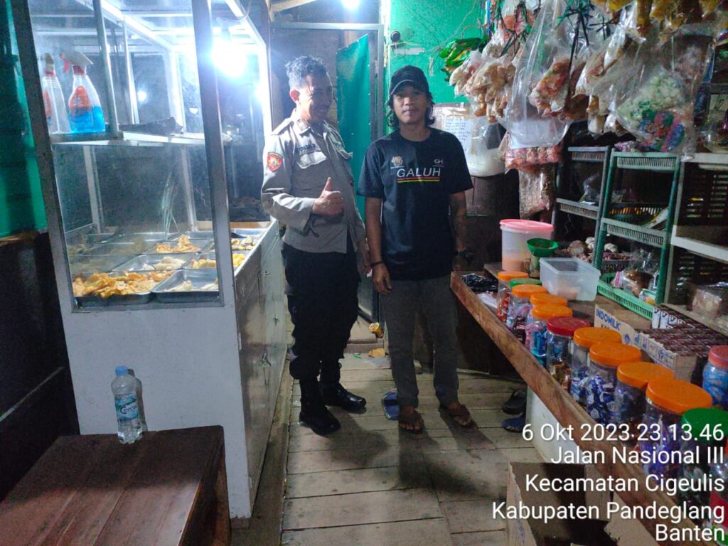 Polsek Cigeulis Rutin Gelar Patroli Malam untuk Mewujudkan Kamtibmas Aman 1 WhatsApp Image 2023 10 07 at 13.30.22