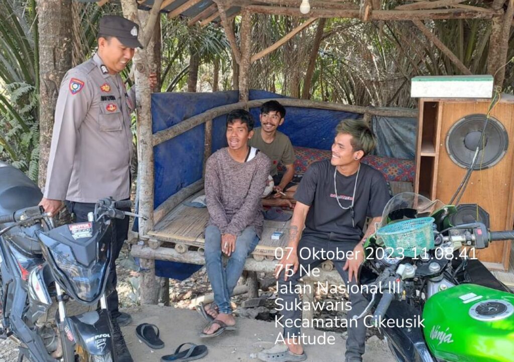 Polsek Cikeusik Melakukan Patroli Siang untuk Meningkatkan Kamtibmas 4 WhatsApp Image 2023 10 07 at 19.35.04