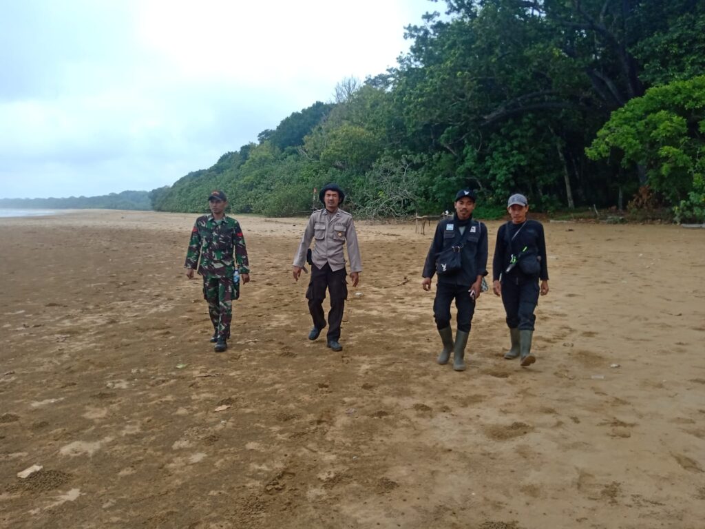 Patroli Bersama Polsek Sumur, Koramil, dan MMP di Kawasan Semenanjung Ujung Kulon 7 WhatsApp Image 2023 10 07 at 20.05.30