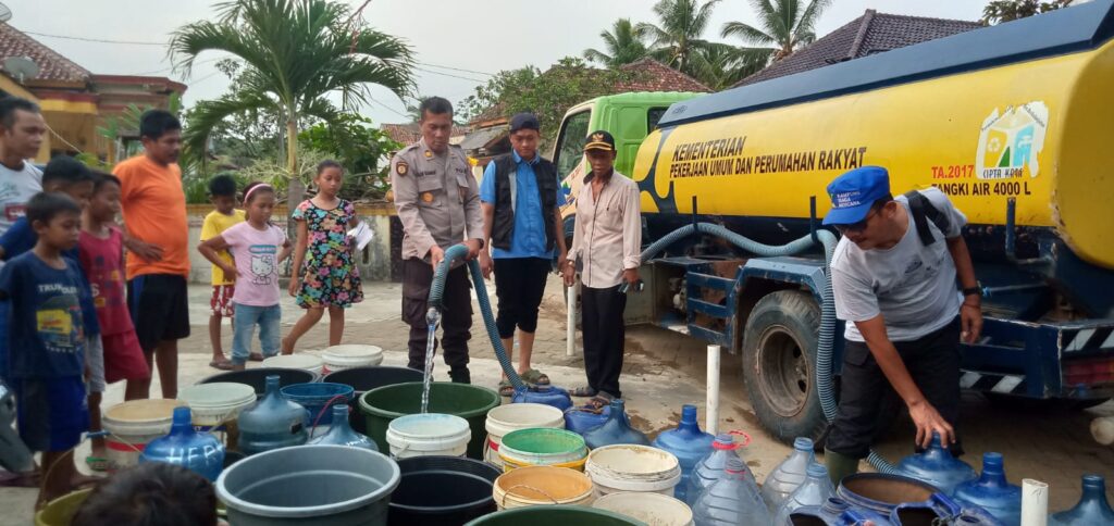 Kapolsek Angsana Bersama Pemkab Pandeglang Distribusikan Bantuan Air Bersih ke Desa Karangsari kecamatan Angsana 10 WhatsApp Image 2023 10 10 at 08.30.02