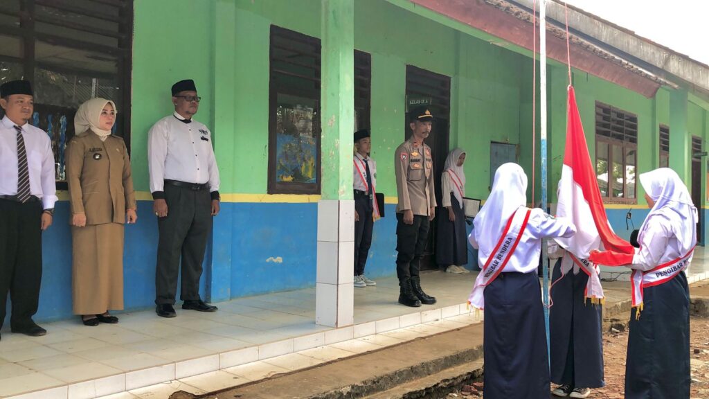 Polsek Cikeusik Melaksanakan Kegiatan Pembinaan Kenakalan Remaja di MTS NURUL FALAH 1 WhatsApp Image 2023 10 10 at 08.33.22
