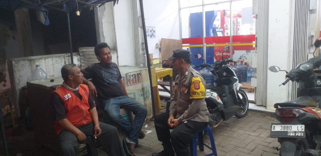 Bhabinkamtibmas Polsek Banjar Kunjungi Tukang Parkir di Toko Waralaba 3 WhatsApp Image 2023 10 10 at 08.37.05