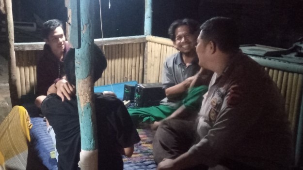 Polsek Bojong Terus Tingkatkan Keamanan dan Pelayanan Melalui Patroli Malam Hari 4 WhatsApp Image 2023 10 10 at 08.46.20