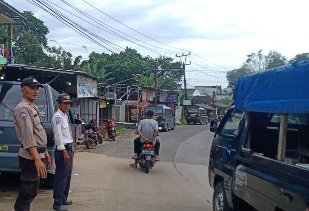 Polres Pandeglang Melaksanakan Giat Pengaturan Arus Lalu Lintas untuk Keamanan dan Kelancaran Lalulintas 6 WhatsApp Image 2023 10 10 at 08.48.22