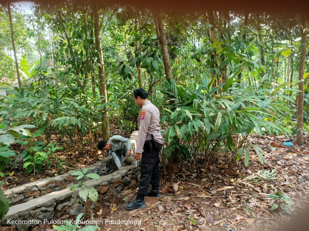 Bhabinkamtibmas Polsek Pulosari Lakukan Sambang dan Dialogis dengan Warga Desa Karyawangi 7 WhatsApp Image 2023 10 10 at 09.29.34