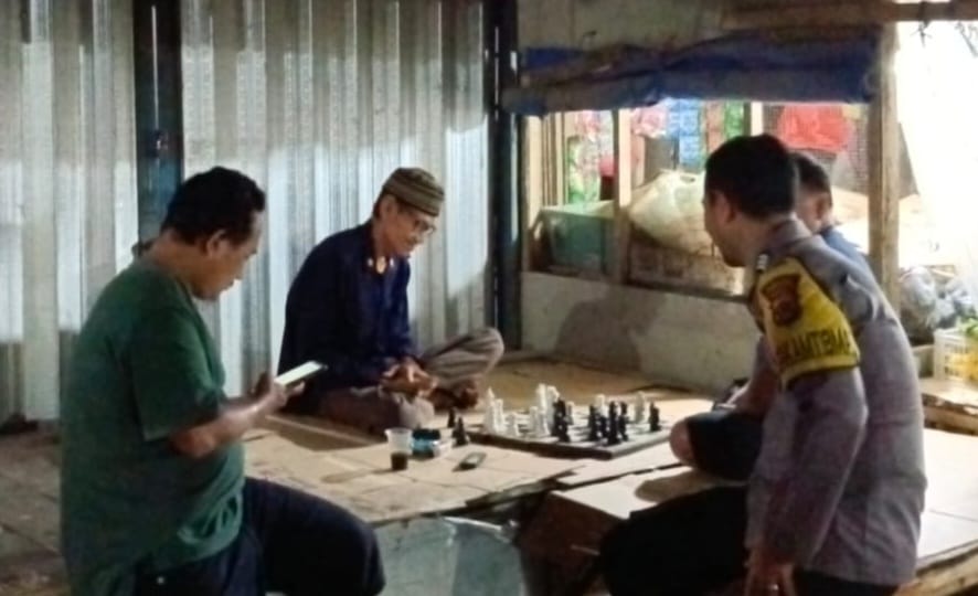 Bhabinkamtibmas Polsek Menes Berkomunikasi Langsung dengan Warga 5 WhatsApp Image 2023 10 10 at 09.31.49