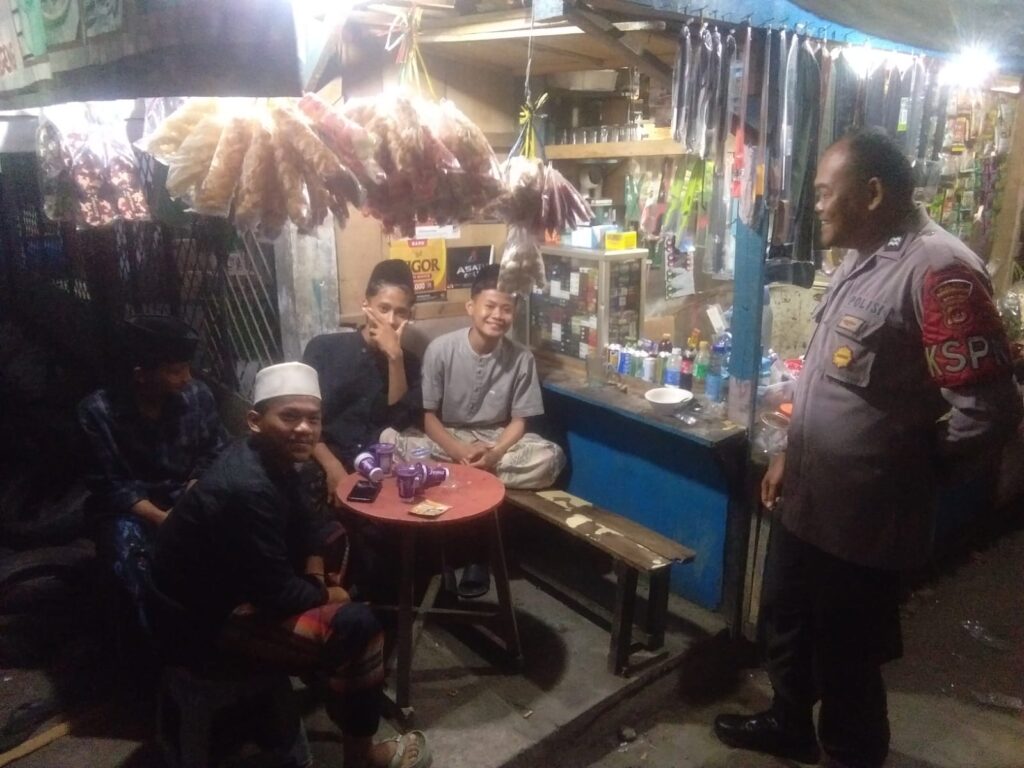 Polsek Menes Melaksanakan Patroli Preventif dan Sosialisasi Kamtibmas kepada Remaja 6 WhatsApp Image 2023 10 10 at 09.34.08