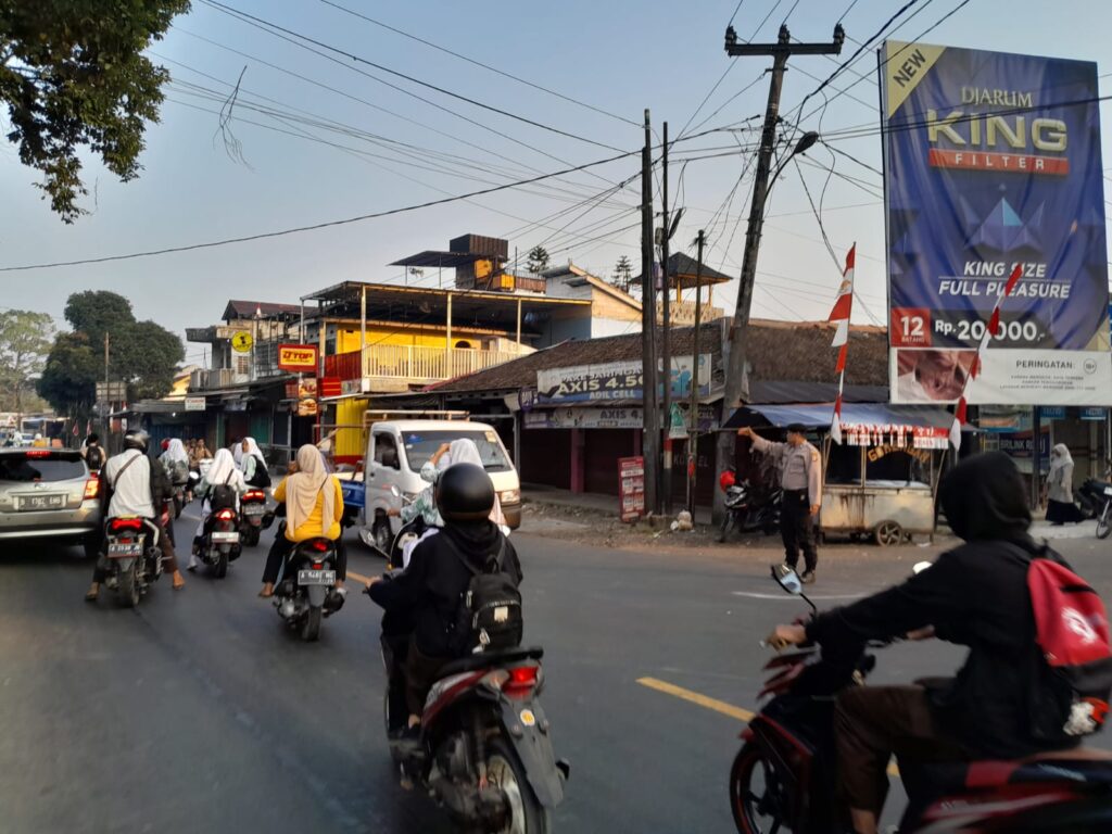 Polsek Menes Mengatur Lalu Lintas di Depan Sekolah 6 WhatsApp Image 2023 10 10 at 09.39.41