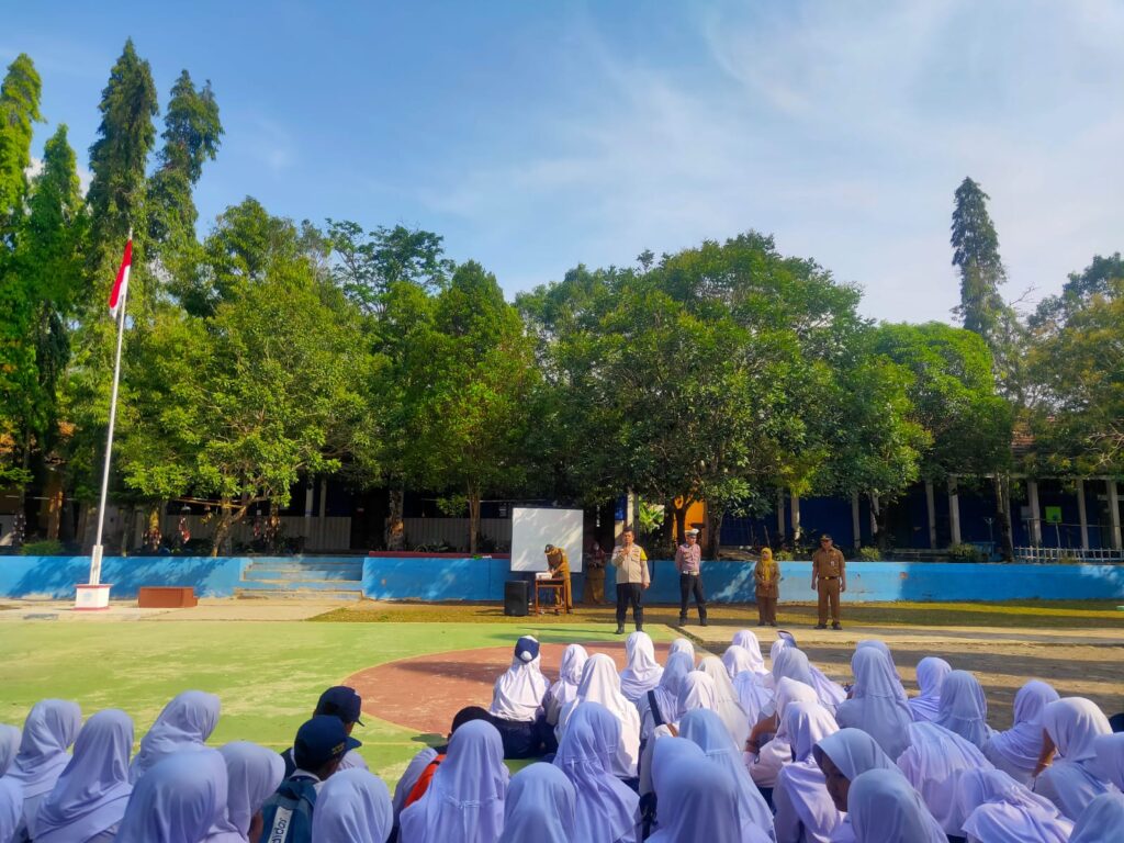Polres Pandeglang Gelar Sosialisasi Pencegahan Bullying di SMP N 1 Majasari 7 WhatsApp Image 2023 10 10 at 11.20.10