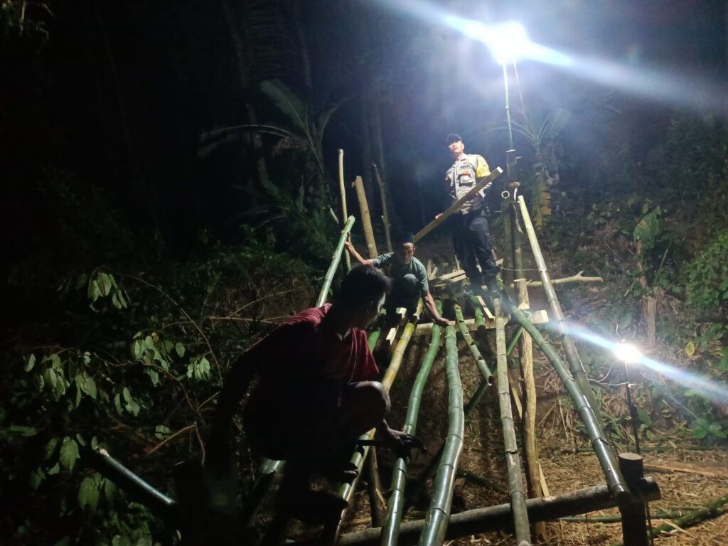 Polsek Munjul Bergotong Royong dengan Warga Bangun Jembatan Darurat di Desa Curuglanglang 2 WhatsApp Image 2023 10 10 at 13.15.10