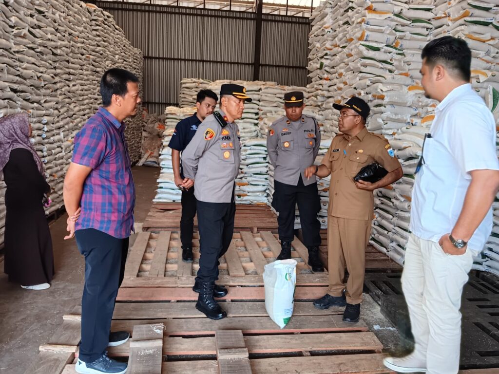 Wakapolres Pandeglang dan Satgas Ketahanan Pangan Pantau Distribusi Program Bantuan Pangan 3 WhatsApp Image 2023 10 10 at 19.56.38