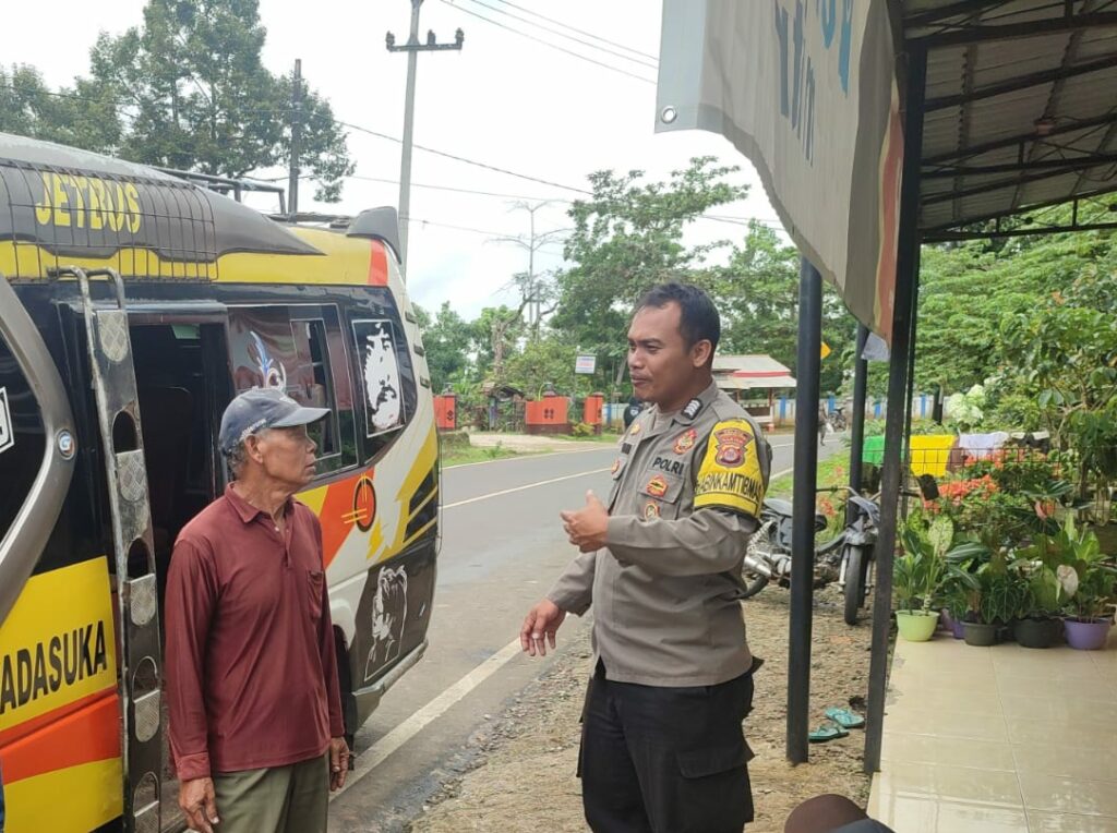 Polsek Cibaliung Terapkan Pendekatan Door to Door untuk Meningkatkan Hubungan dengan Masyarakat 4 WhatsApp Image 2023 10 10 at 19.58.46